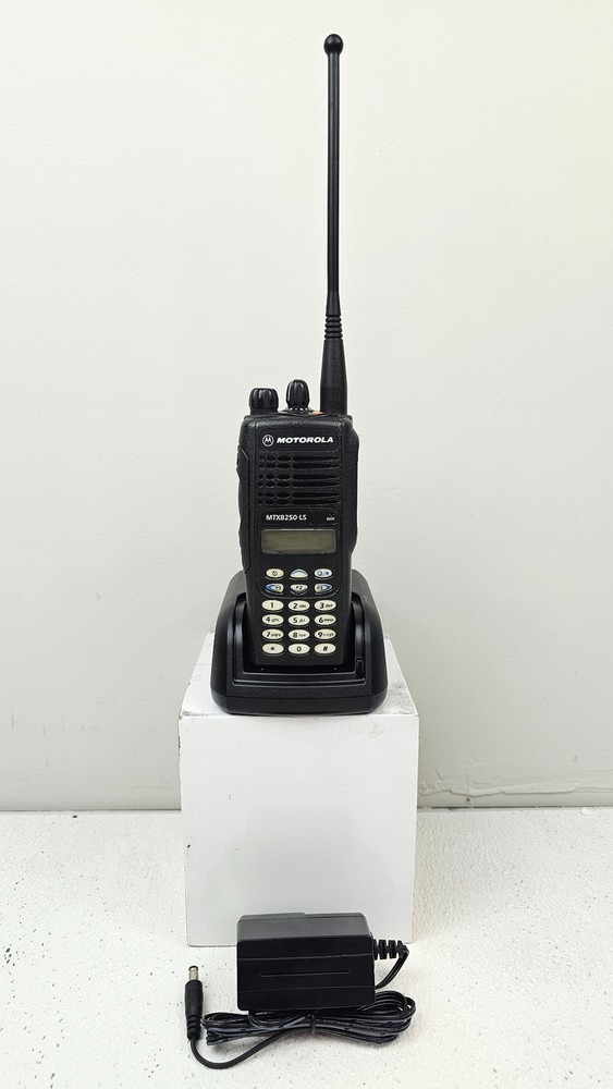 Motorola MTX8250 LS 800 MHz 16 Channel 2 Watt Portable Radio (Complete Kit)