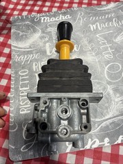 Buyers Products Single Lever Air Control Valve 4-Way Hoist with Feather Down New