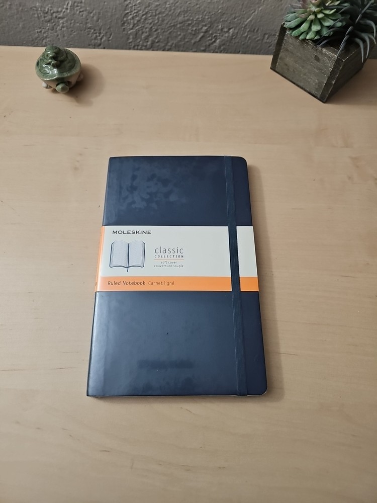 Moleskine Classic Notebook, Soft Cover, Large (5″ x 8.25″) Ruled/Lined, Sapphire